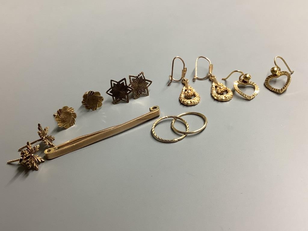 Five pairs of 9ct gold earrings, a 9ct gold tiepin and one other item, gross 9.5 grams.
